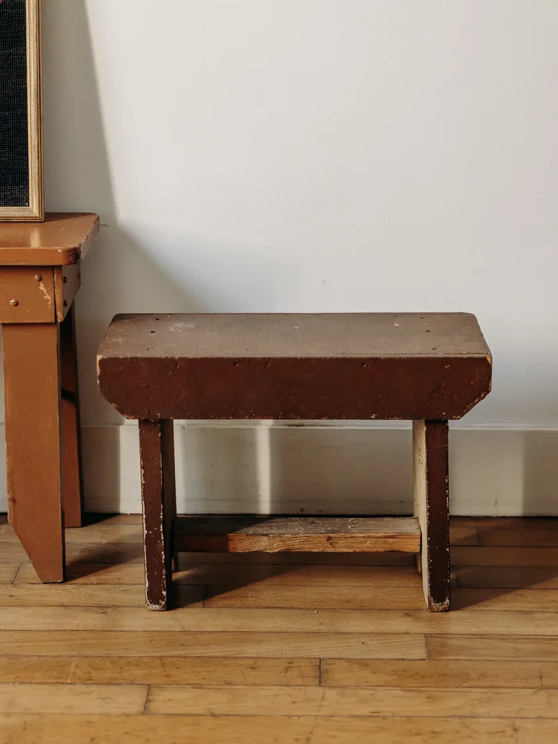 Regis, le tabouret en bois foncé N°1318