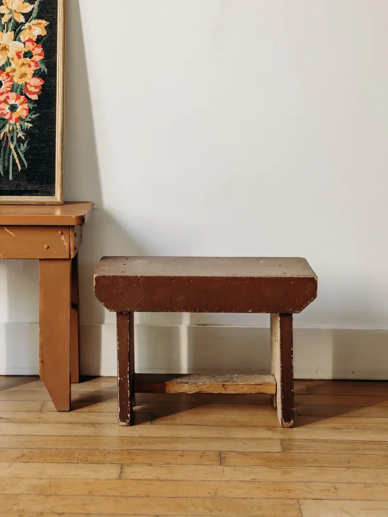 Regis, le tabouret en bois foncé N°1318