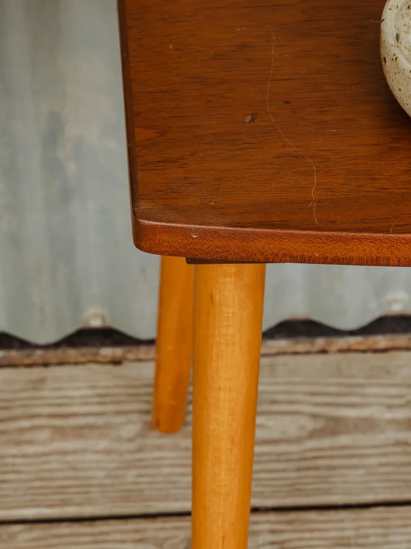 Hanna, la table d'appoint en bois N°1332