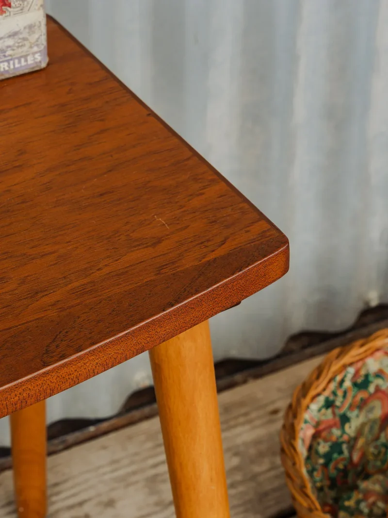 Hanna, la table d'appoint en bois N°1332