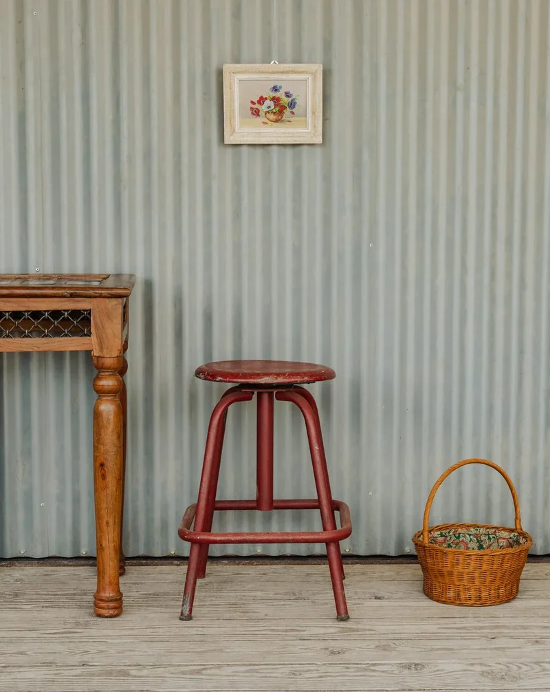 Regis, le tabouret en bois rouge N°1336