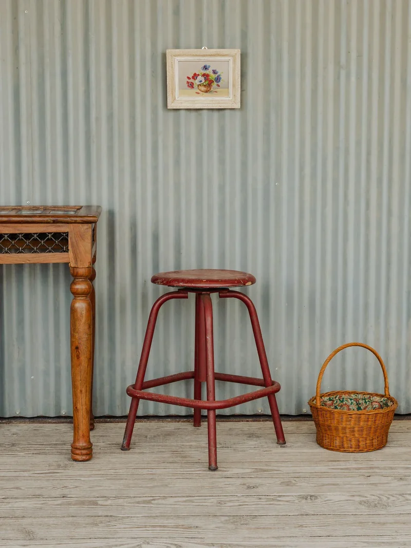 Regis, le tabouret en bois rouge N°1336