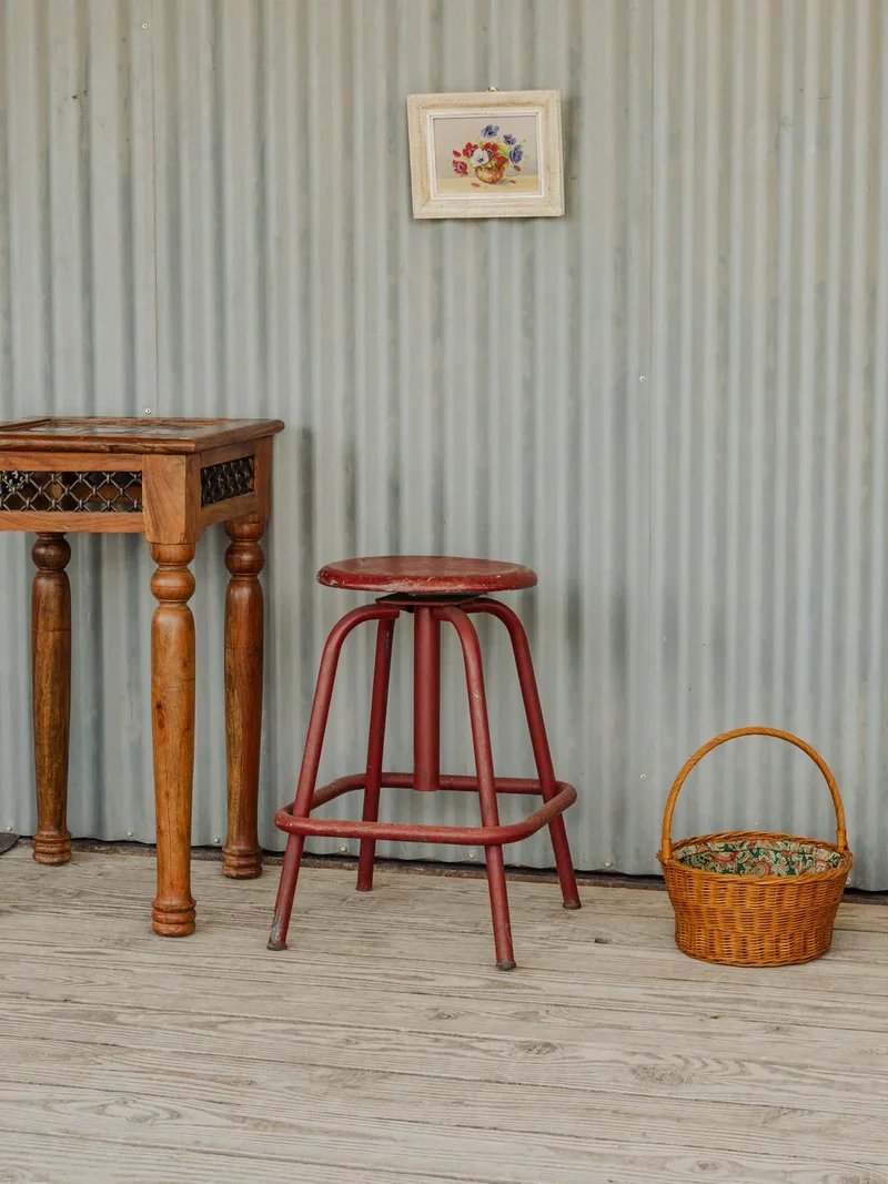 Regis, le tabouret en bois rouge N°1336