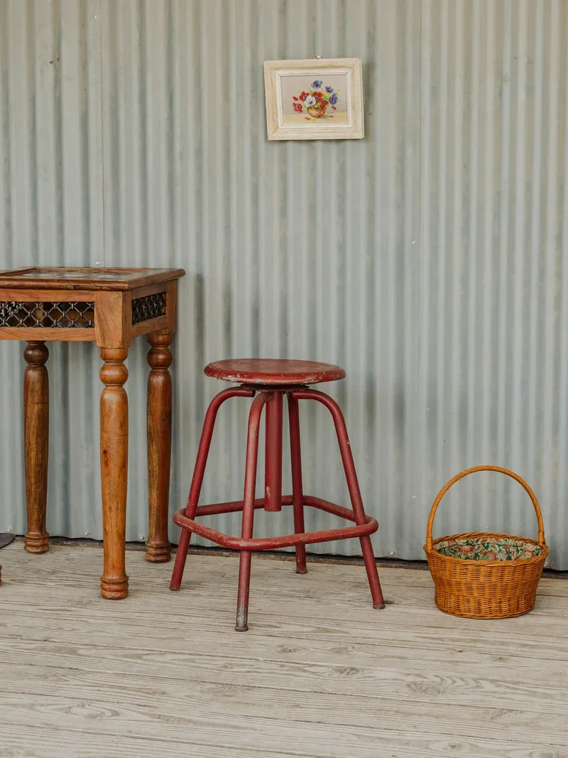 Regis, le tabouret en bois rouge N°1336