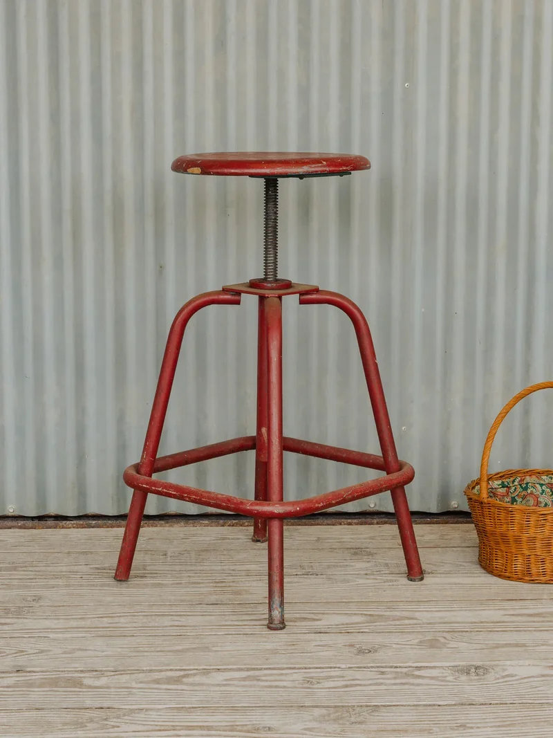 Regis, le tabouret en bois rouge N°1336