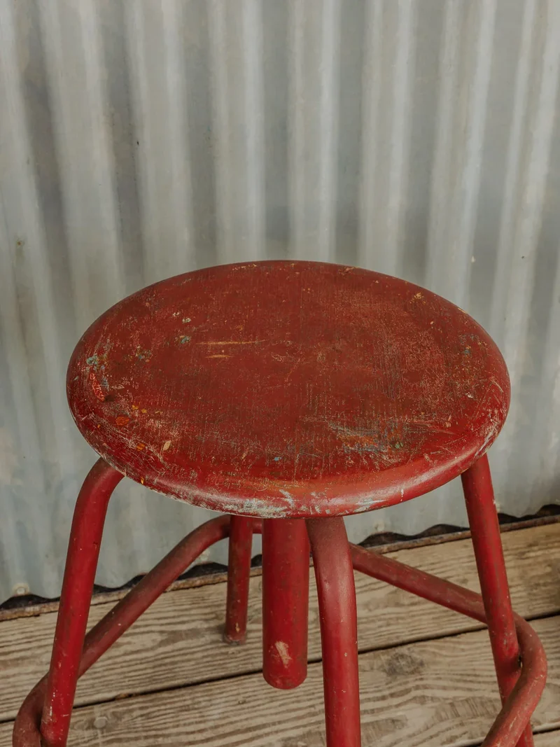 Regis, le tabouret en bois rouge N°1336
