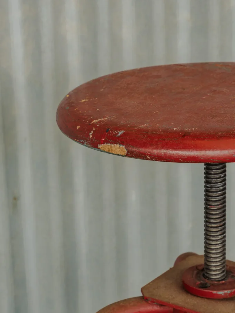 Regis, le tabouret en bois rouge N°1336