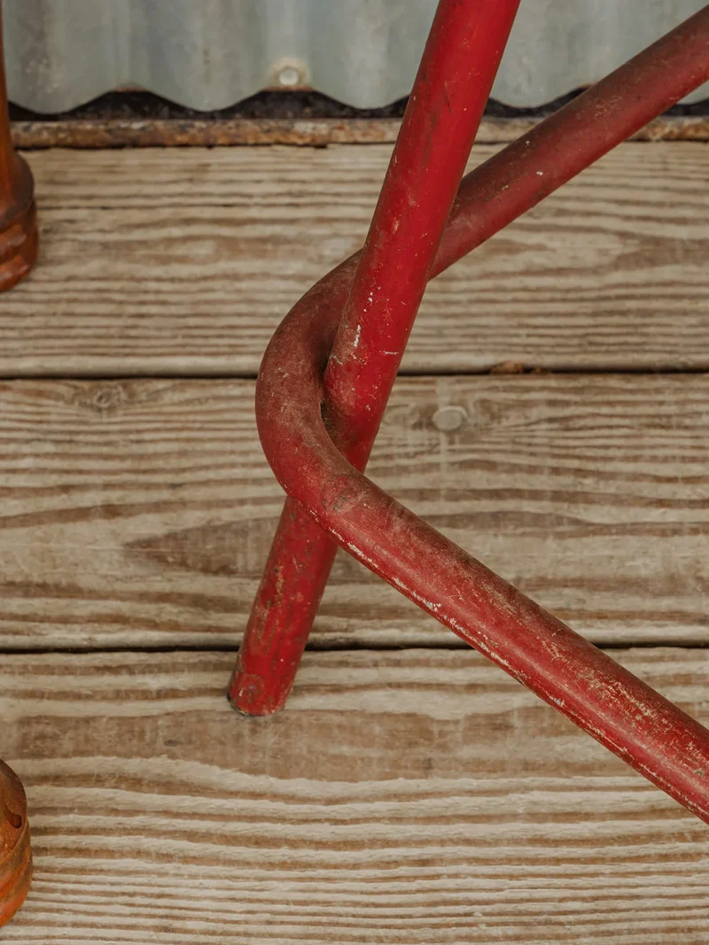Regis, le tabouret en bois rouge N°1336