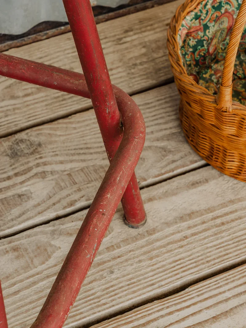 Regis, le tabouret en bois rouge N°1336