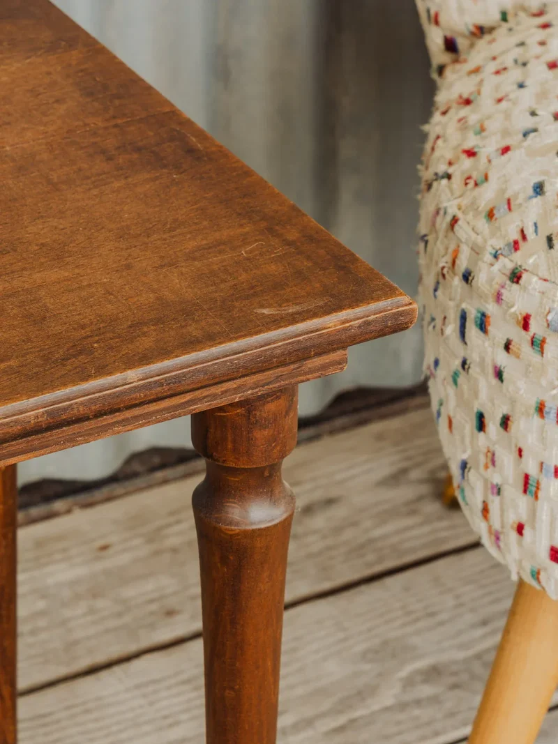 Francine, la table d'appoint en bois N°903