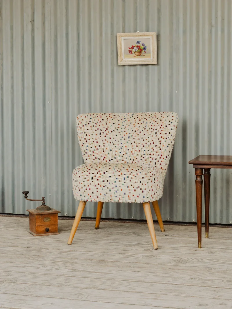 Jakob, le fauteuil en tissu beige coloré N°1207