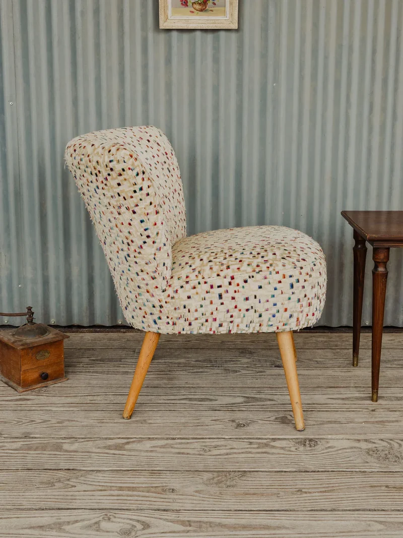 Jakob, le fauteuil en tissu beige coloré N°1207