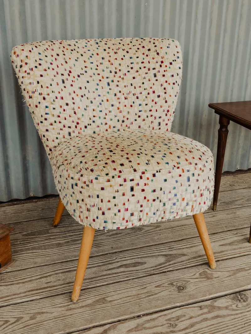 Jakob, le fauteuil en tissu beige coloré N°1207