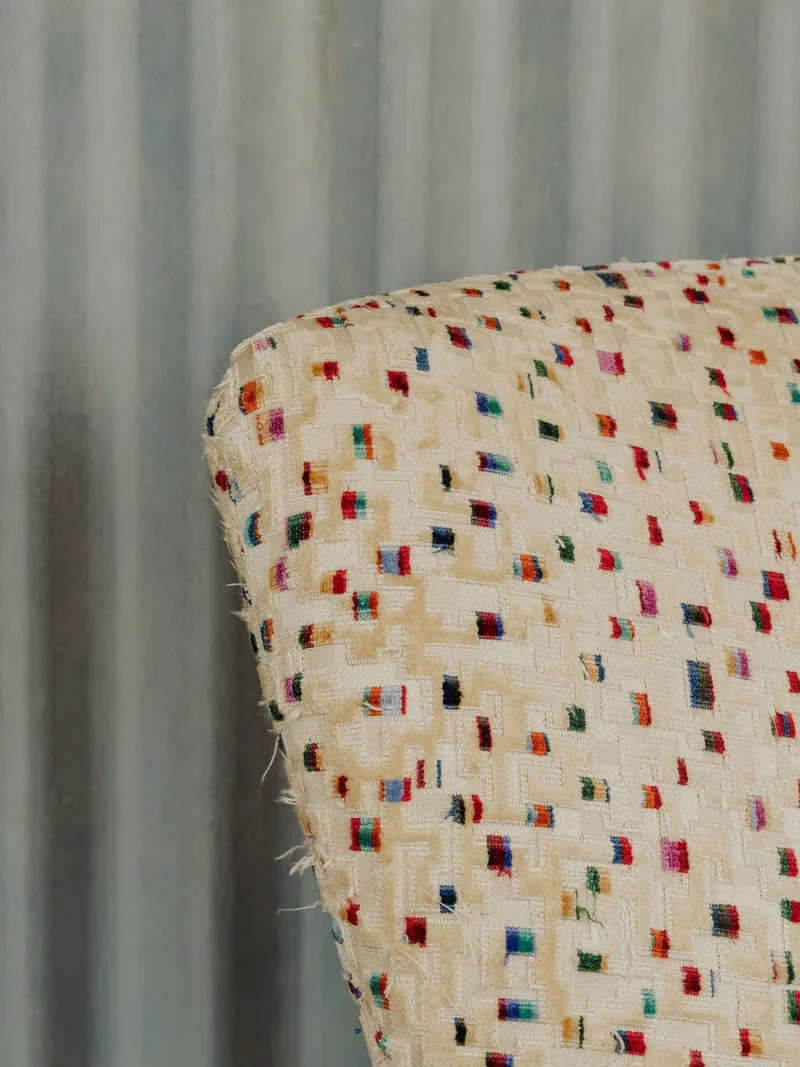 Jakob, le fauteuil en tissu beige coloré N°1207