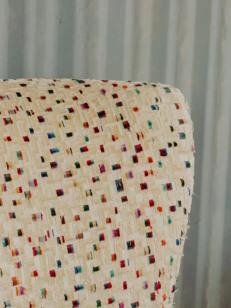 Jakob, le fauteuil en tissu beige coloré N°1207