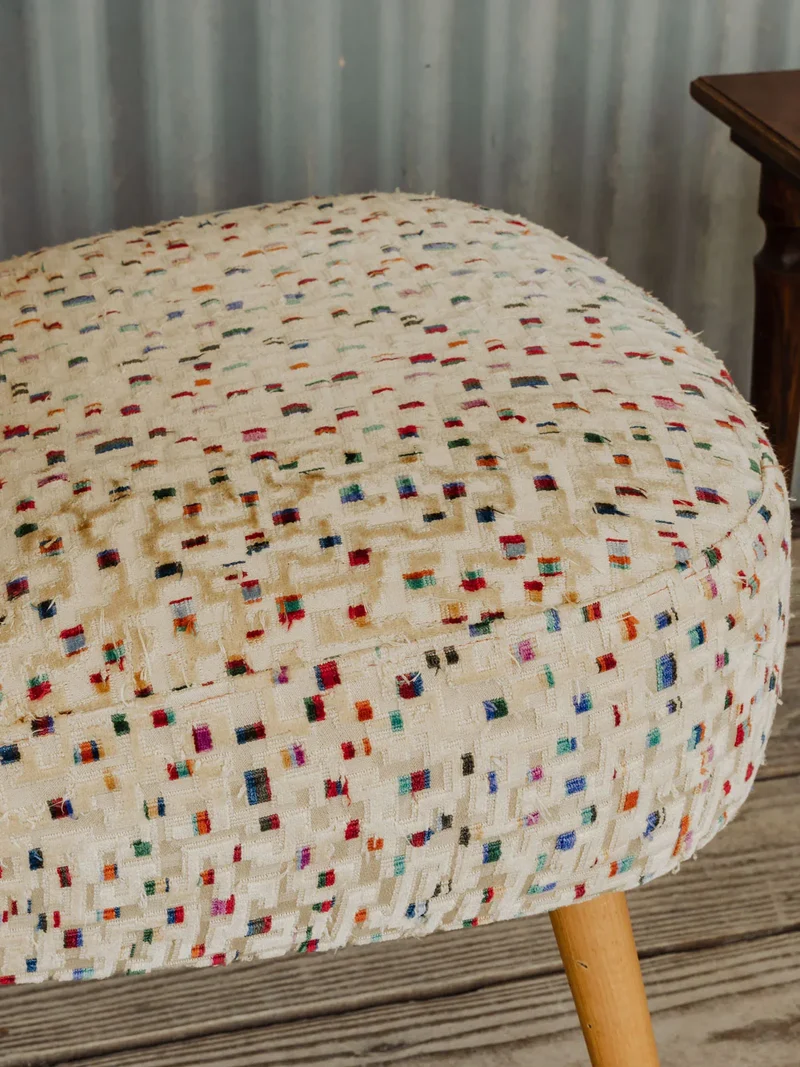 Jakob, le fauteuil en tissu beige coloré N°1207