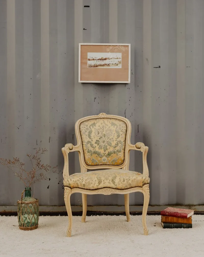 Ernest, le fauteuil en bois et velours beige N°930