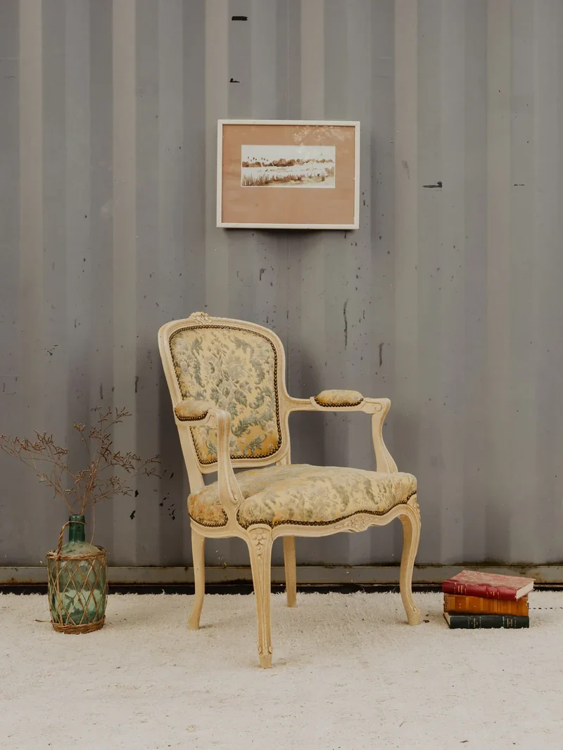 Ernest, le fauteuil en bois et velours beige N°930
