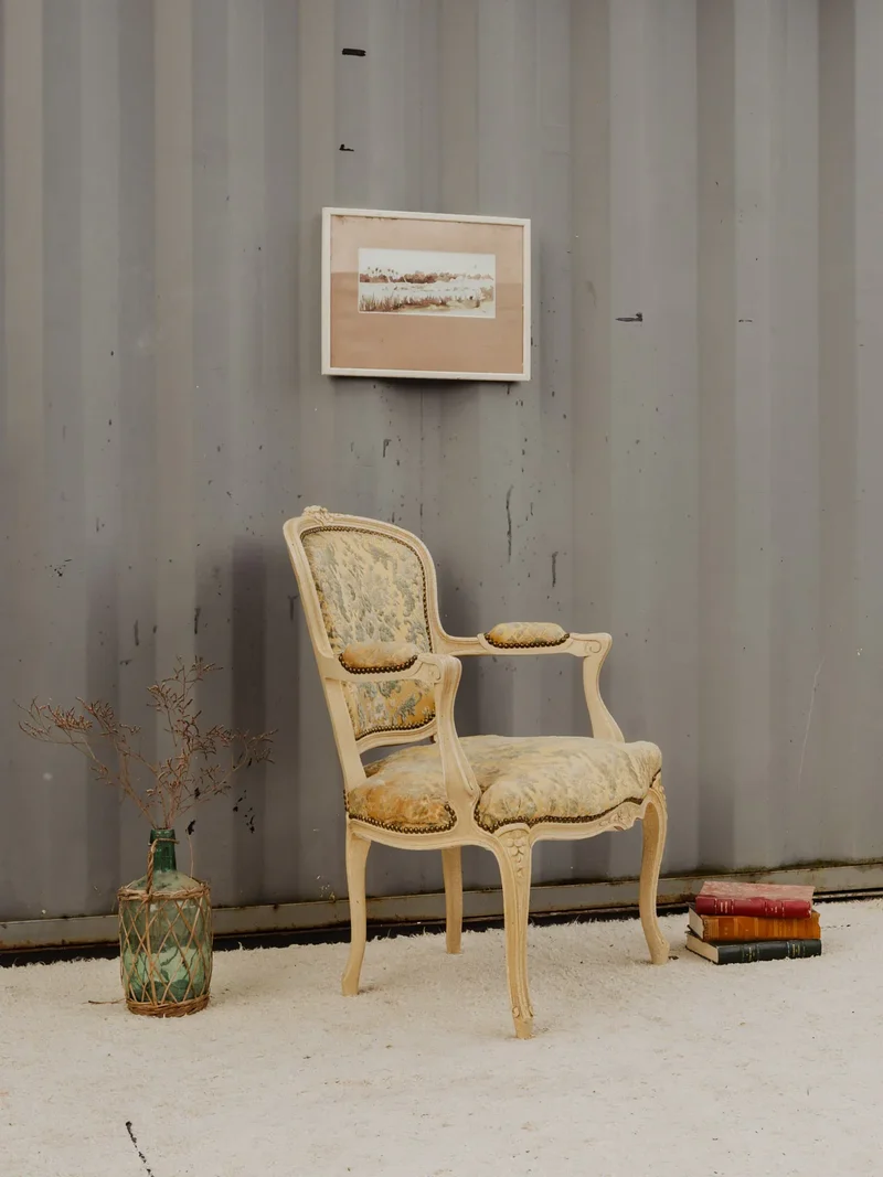 Ernest, le fauteuil en bois et velours beige N°930