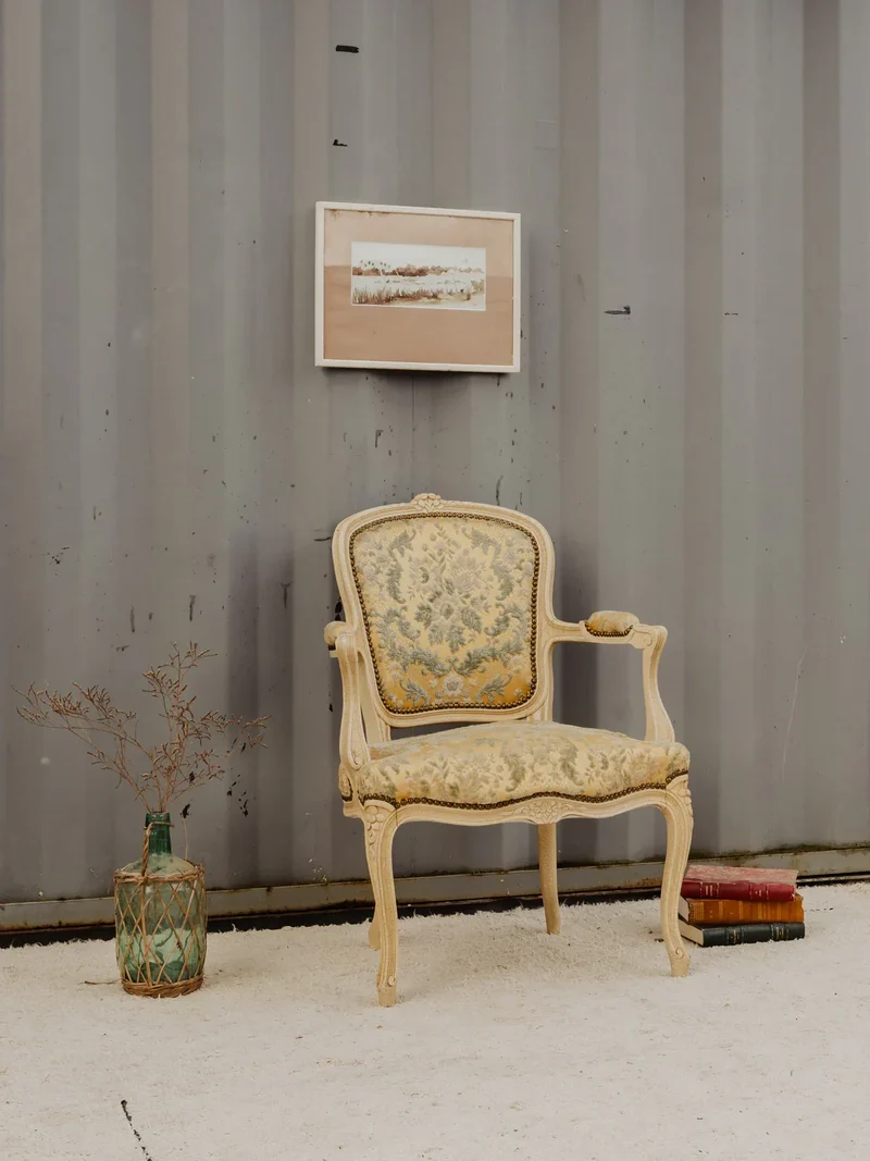 Ernest, le fauteuil en bois et velours beige N°930