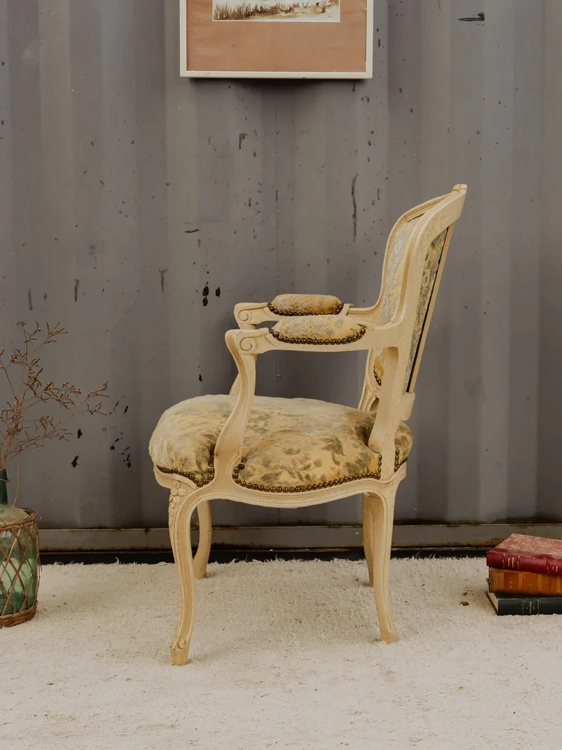 Ernest, le fauteuil en bois et velours beige N°930