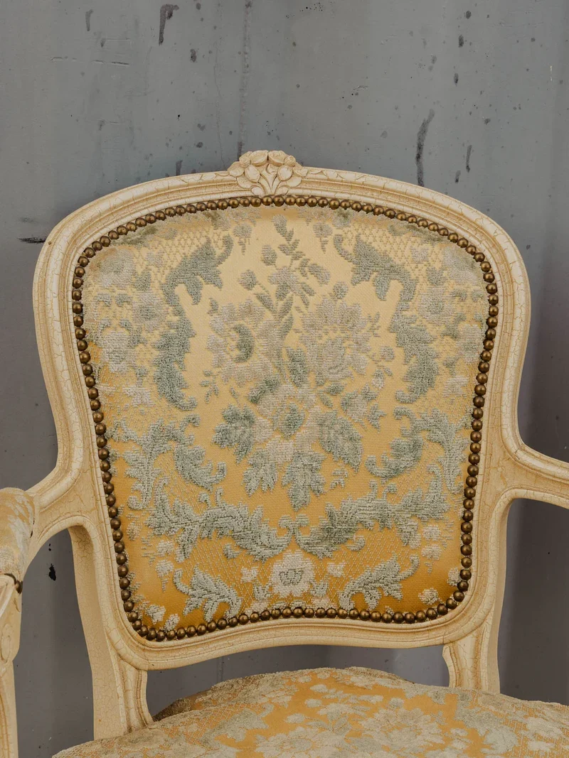 Ernest, le fauteuil en bois et velours beige N°930