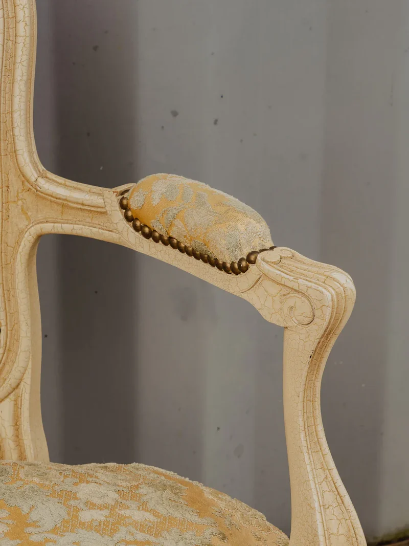 Ernest, le fauteuil en bois et velours beige N°930