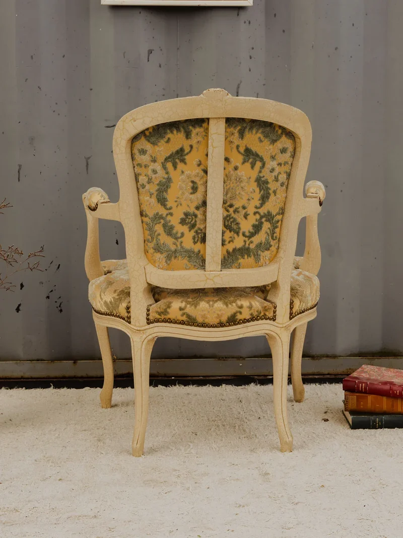 Ernest, le fauteuil en bois et velours beige N°930