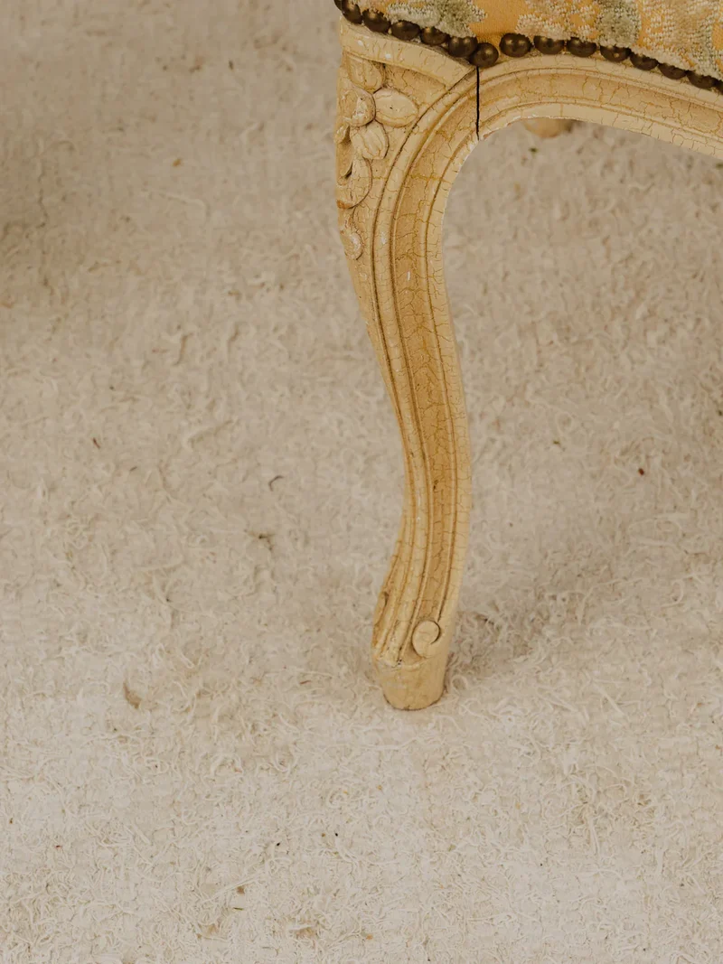 Ernest, le fauteuil en bois et velours beige N°930