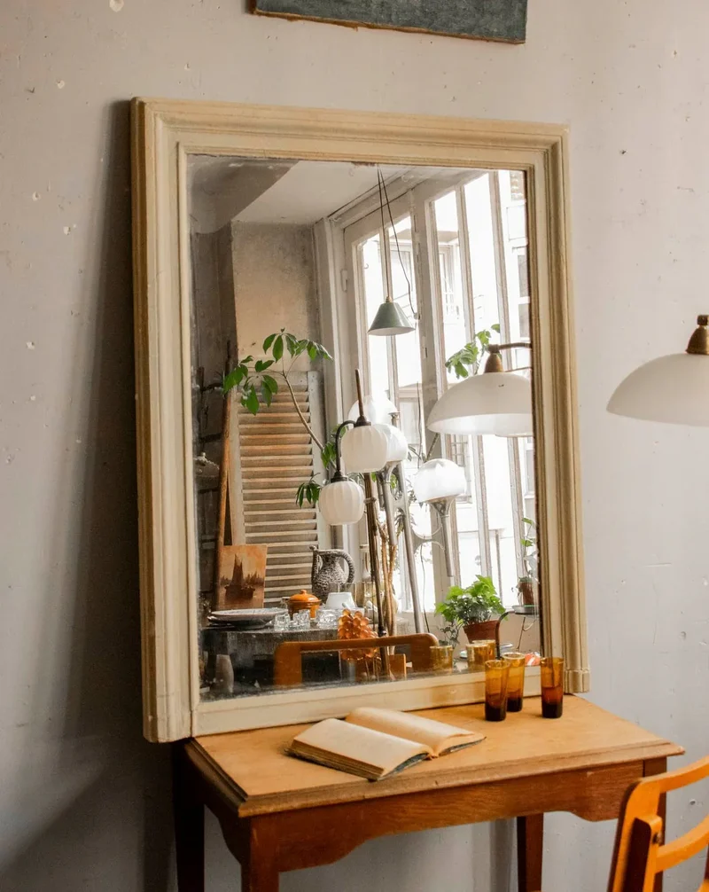 Igor, le miroir repeint en beige N°1042