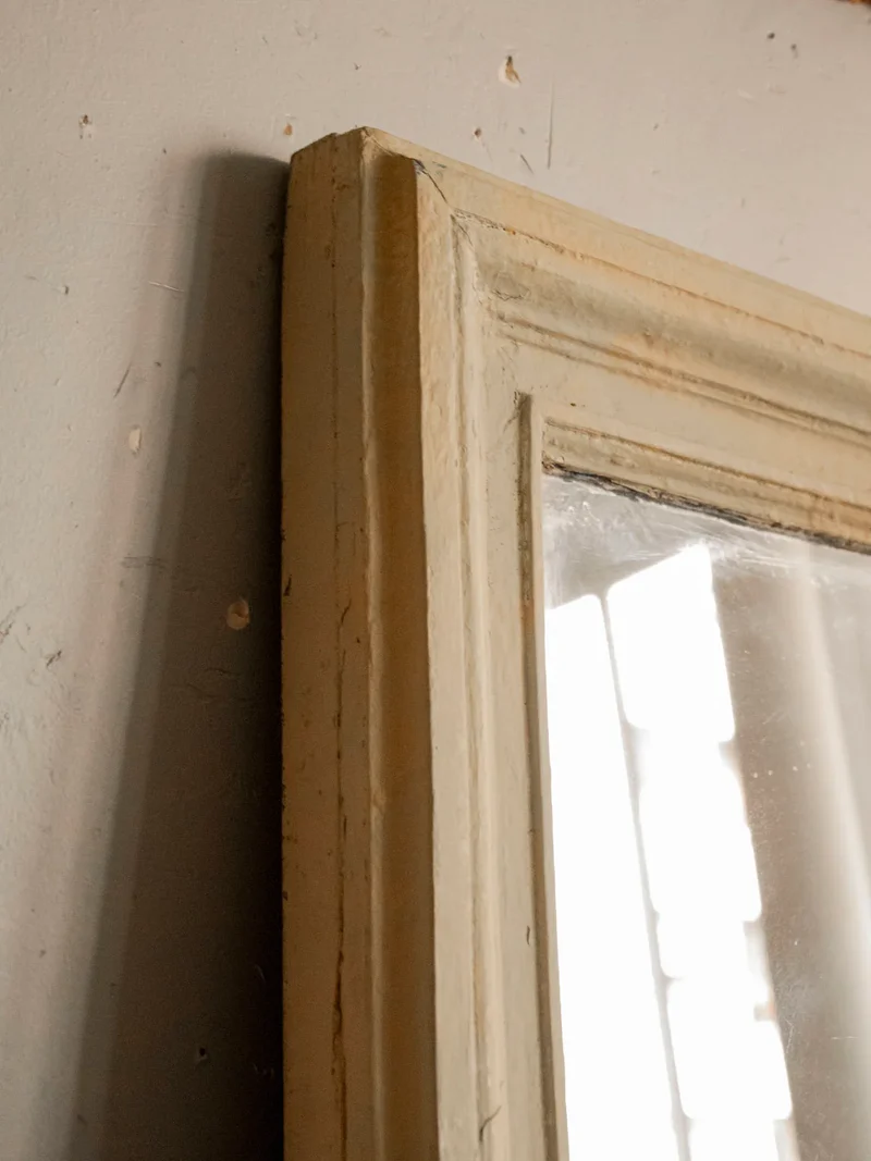 Igor, le miroir repeint en beige N°1042