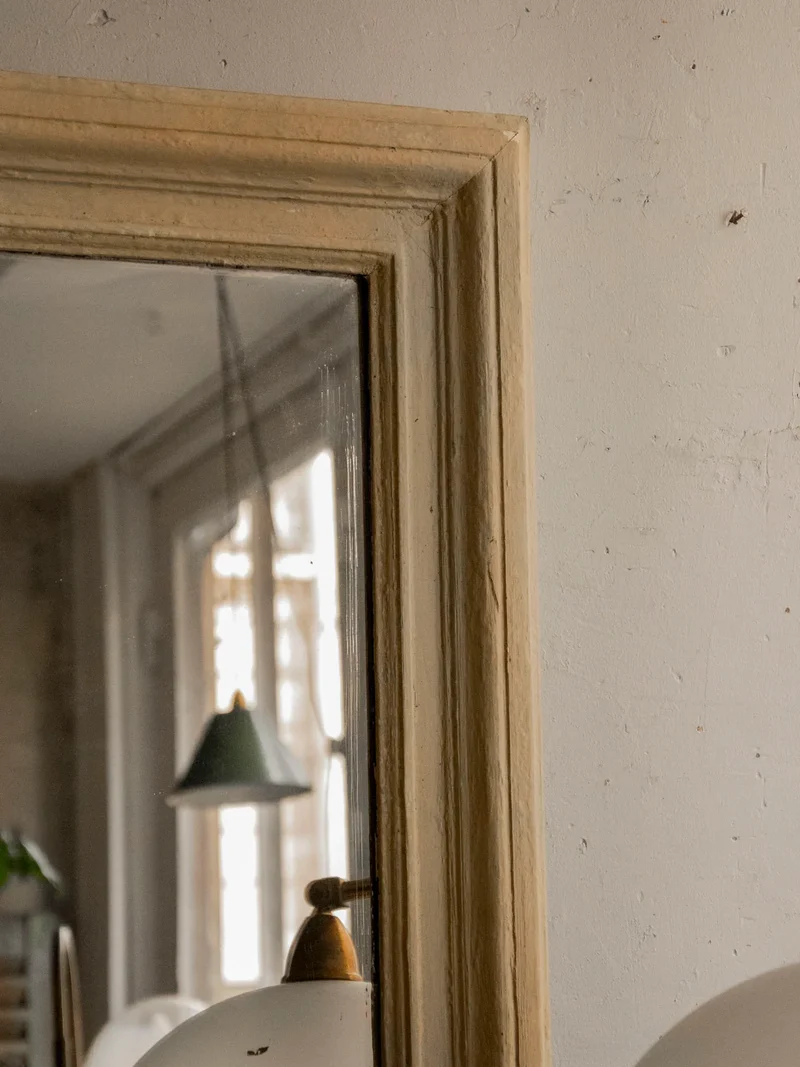Igor, le miroir repeint en beige N°1042