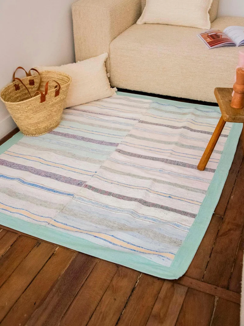 Olivier, le tapis tissé à rayures bleu N°124