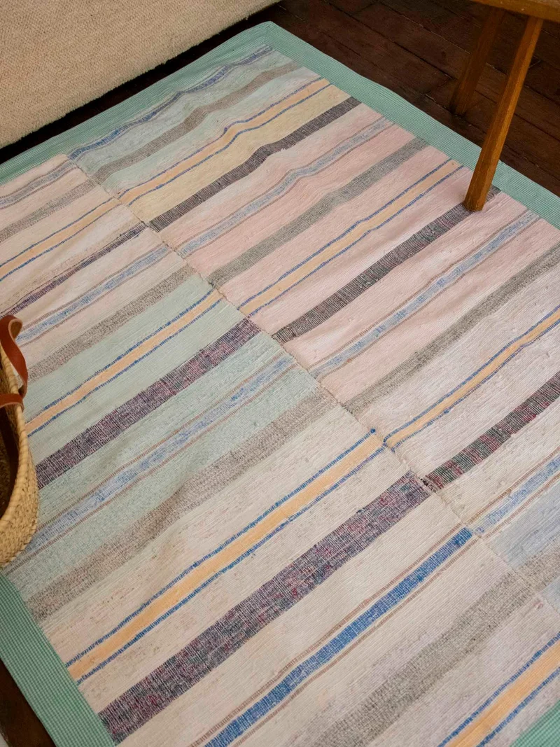 Olivier, le tapis tissé à rayures bleu N°124