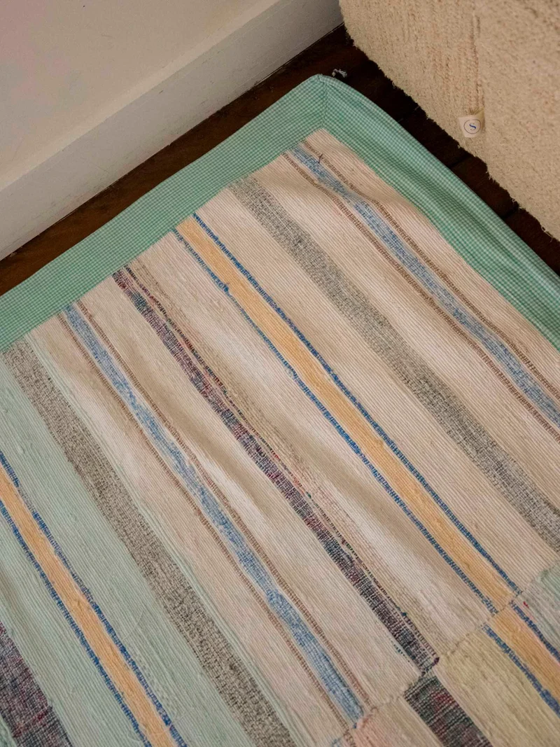 Olivier, le tapis tissé à rayures bleu N°124