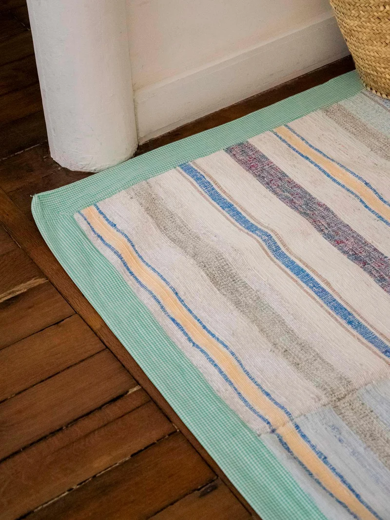 Olivier, le tapis tissé à rayures bleu N°124