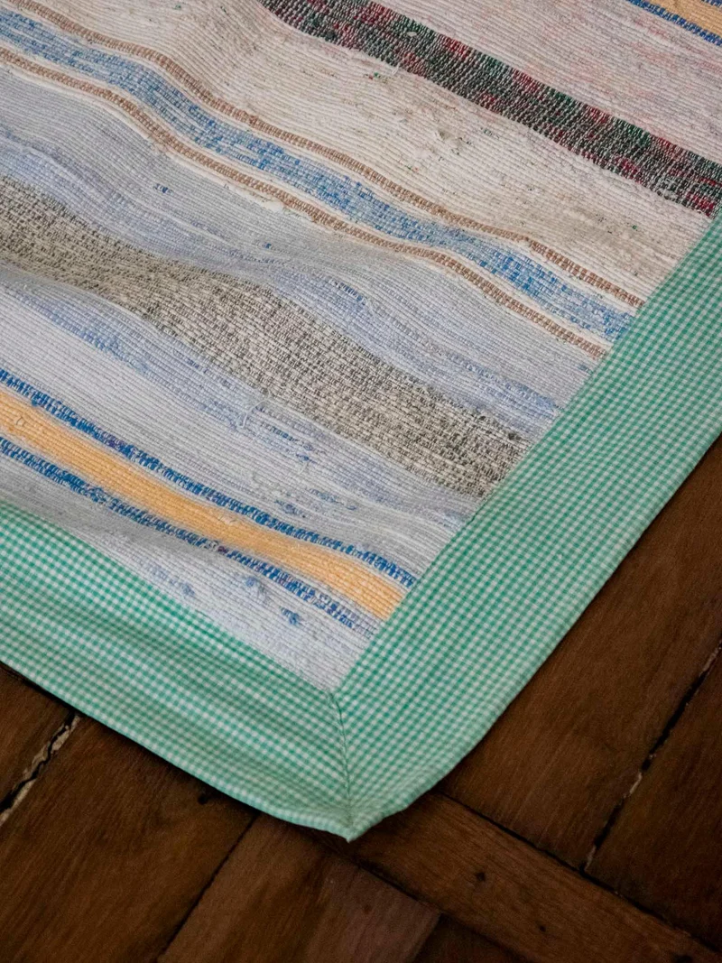Olivier, le tapis tissé à rayures bleu N°124