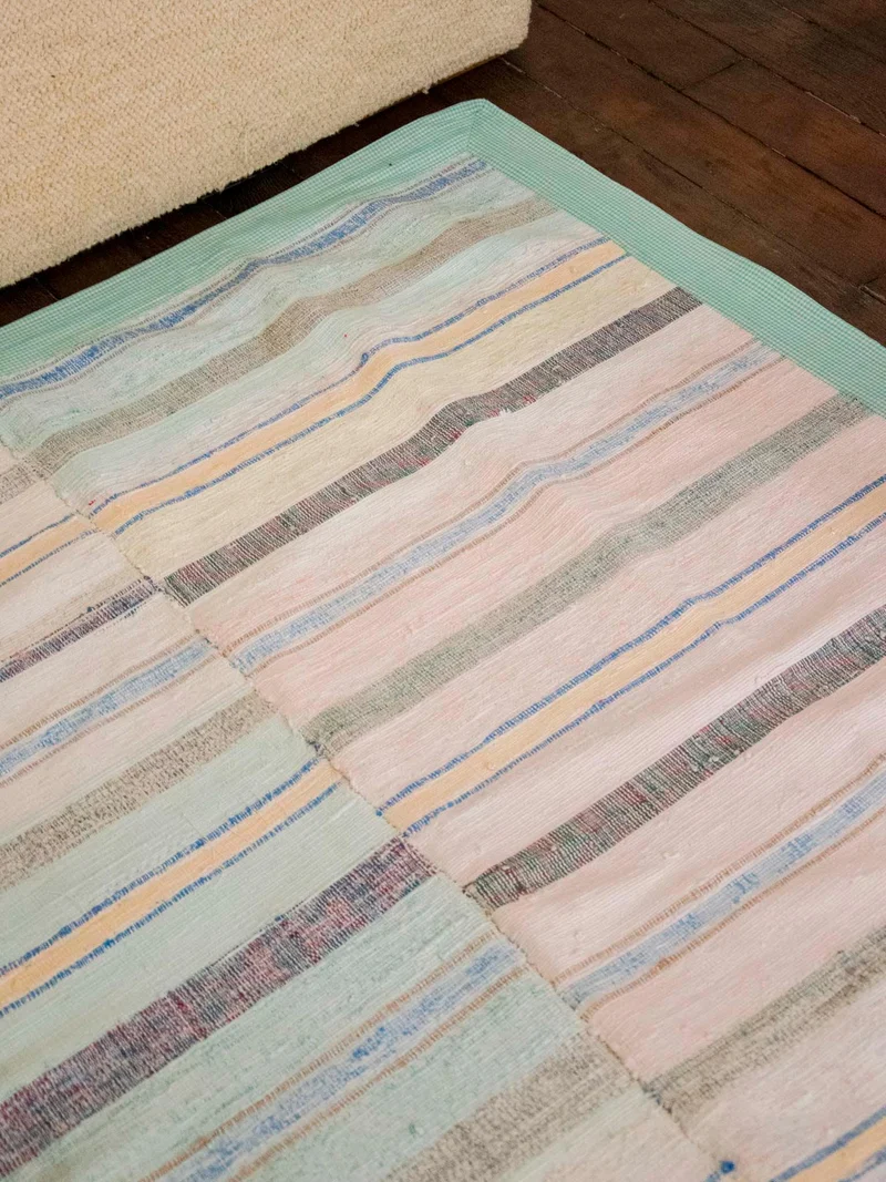 Olivier, le tapis tissé à rayures bleu N°124
