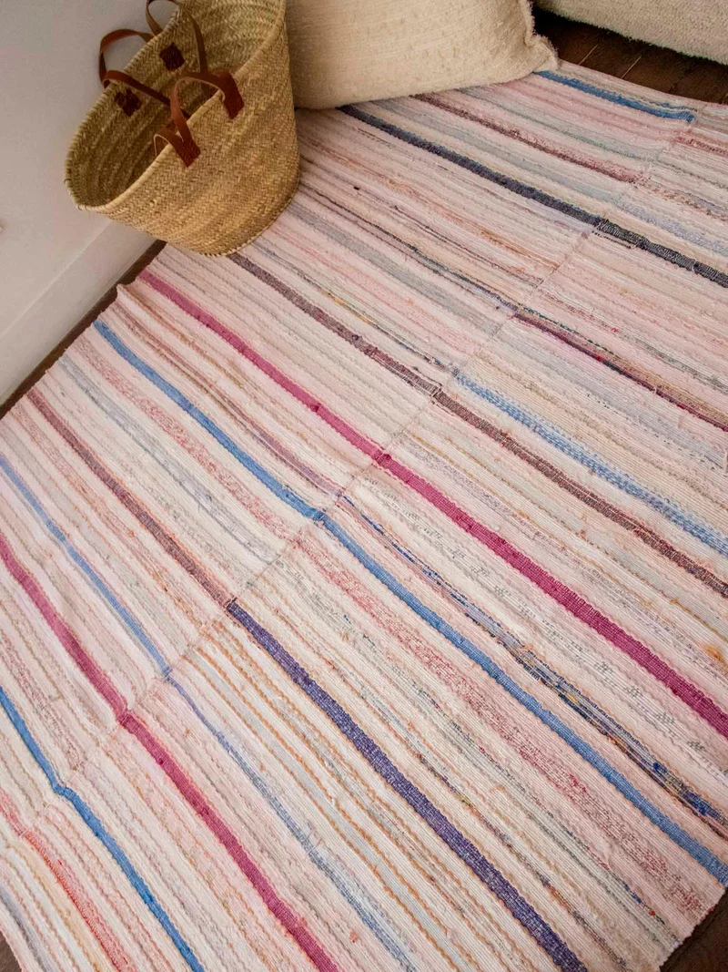 Olivier, le tapis à petites rayures colorées N°127