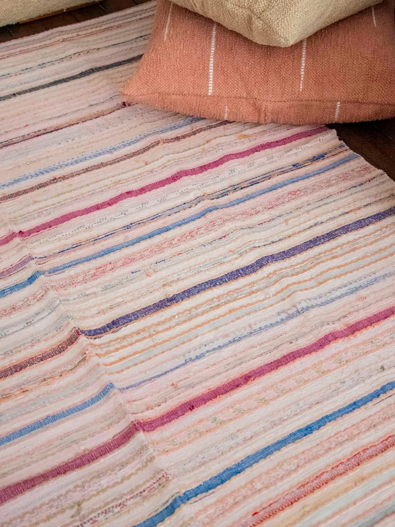Olivier, le tapis à petites rayures colorées N°127