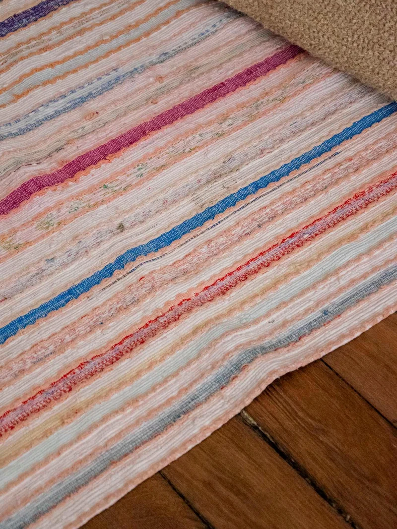Olivier, le tapis à petites rayures colorées N°127