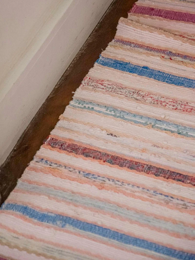 Olivier, le tapis à petites rayures colorées N°127