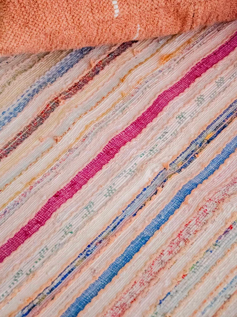 Olivier, le tapis à petites rayures colorées N°127