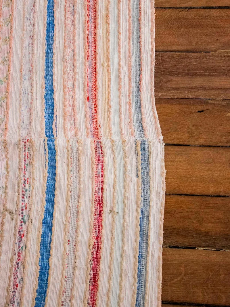 Olivier, le tapis à petites rayures colorées N°127