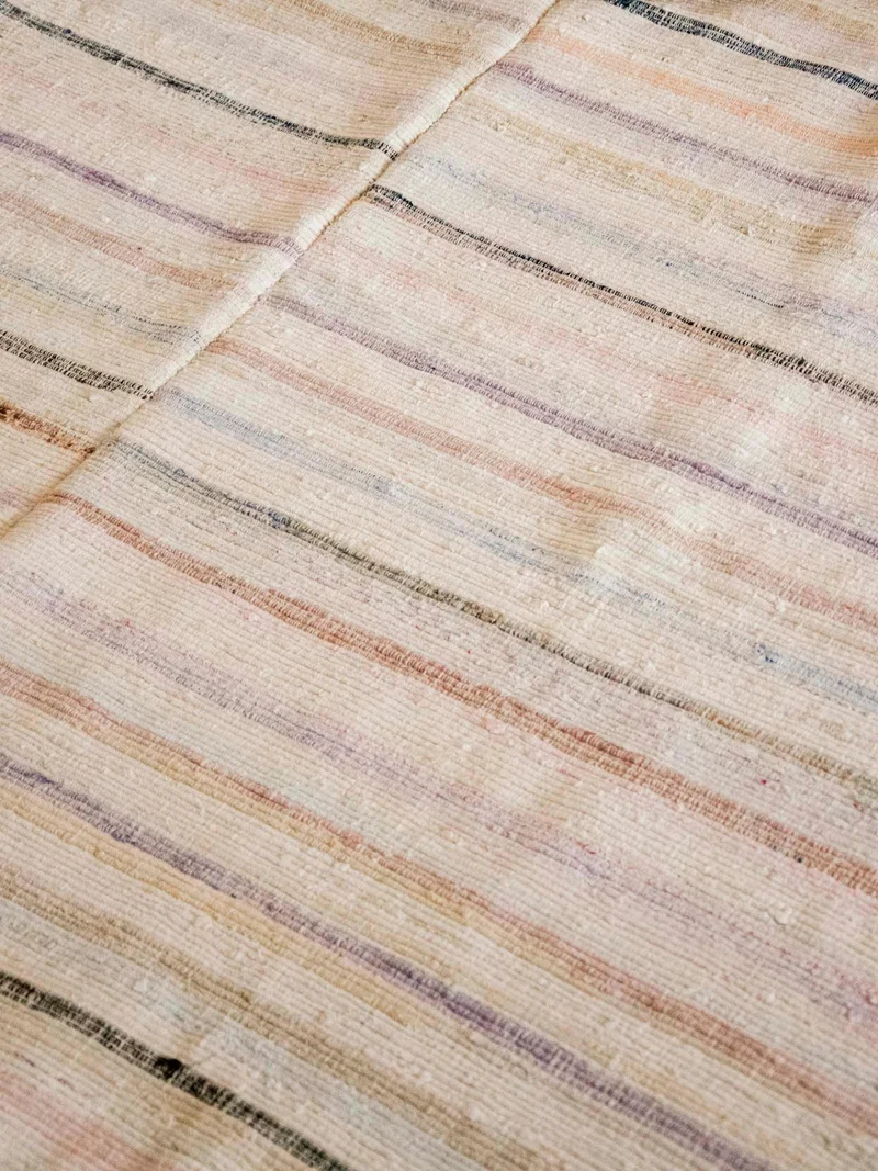 Olivier, le tapis tissé à rayures N°111