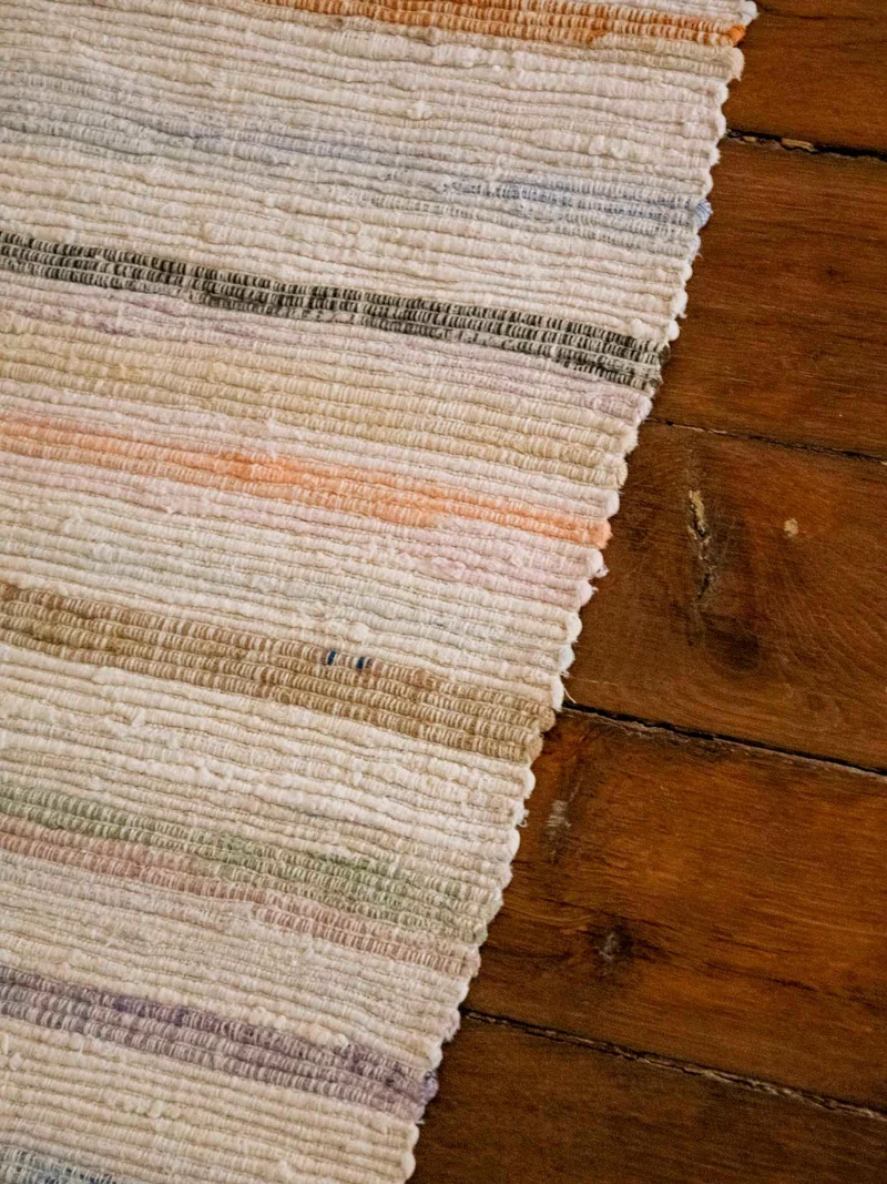 Olivier, le tapis tissé à rayures N°111