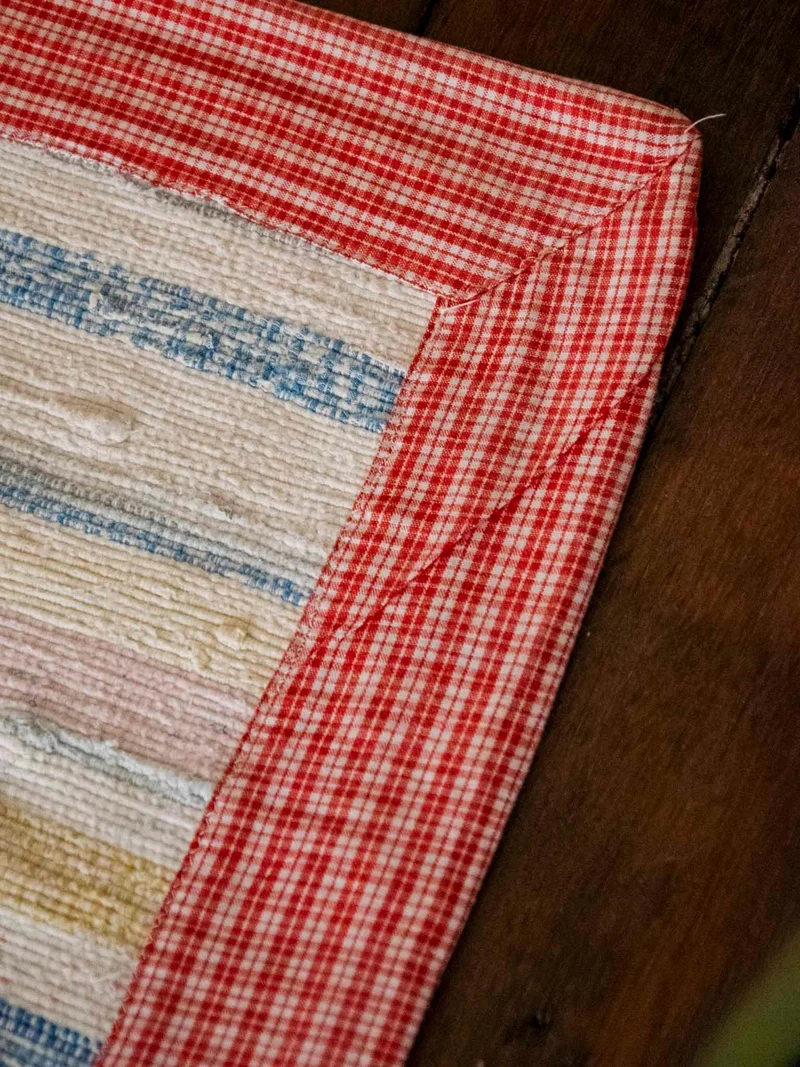 Olivier, le tapis au rebord à carreaux N°115