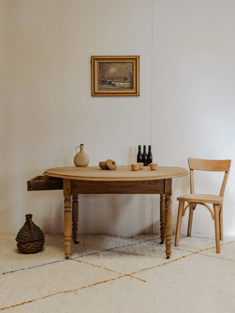 Romy, la table à manger en noyer N°1312