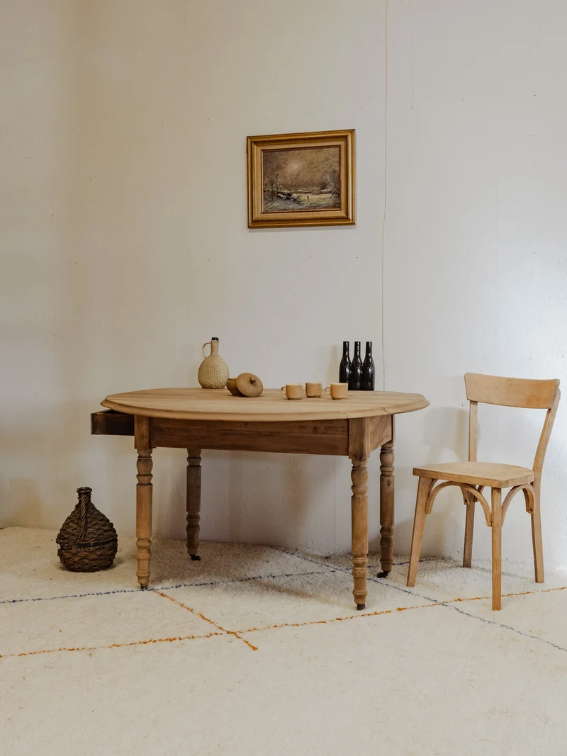 Romy, la table à manger en noyer N°1312