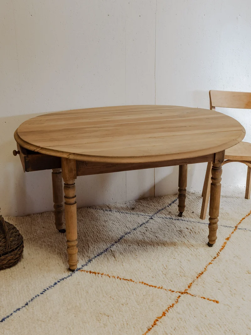 Romy, la table à manger en noyer N°1312